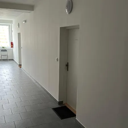 شقة 1 With Balcony, Nalepkova *